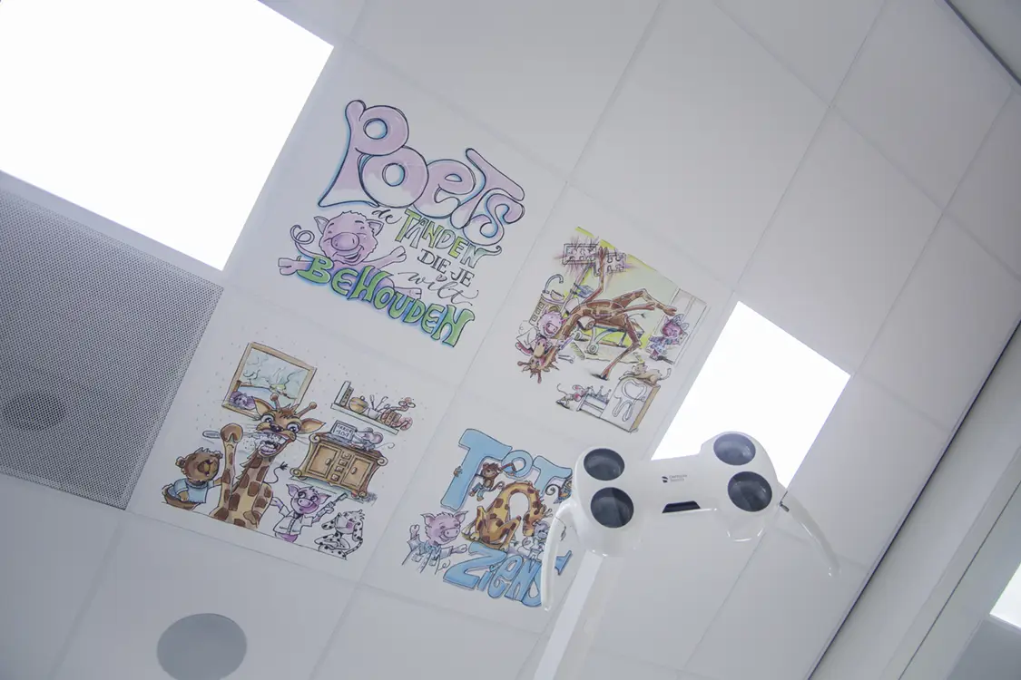 het plafond van een tandartspraktijk beschilderd met tekeningen